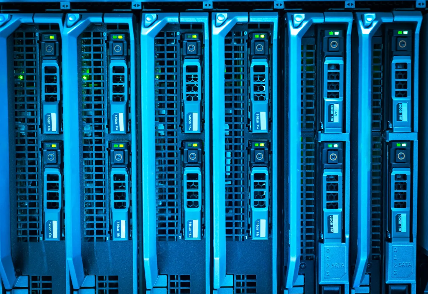 Serveurs lames en rack, éclairés de bleu, voyants allumés.